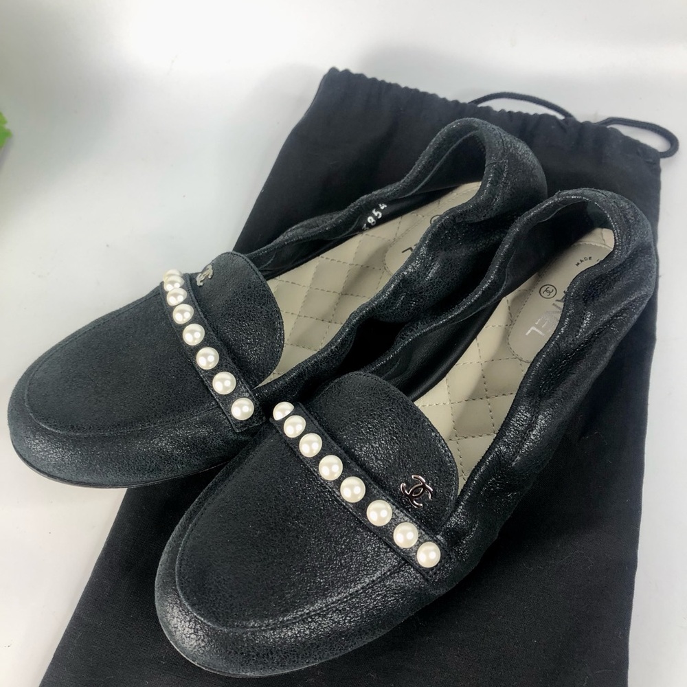 Chanel Elegant Black Pearl-Embellished Women's Loafers